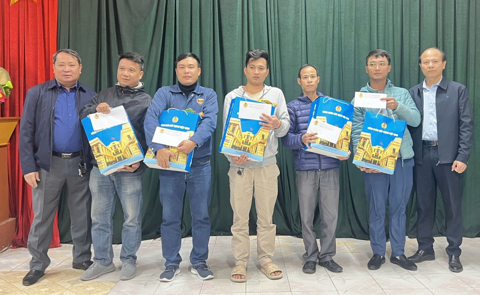 Công đoàn Công ty HUDS thăm, chúc tết người lao động.