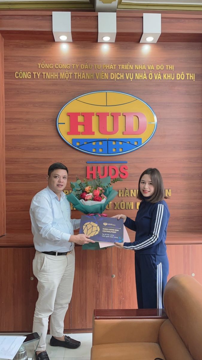 Công ty TNHH một thành viên Dịch vụ nhà ở và khu đô thị trao sổ đỏ đợt 1 cho khách hàng dự án Lương Sơn - Hòa Bình